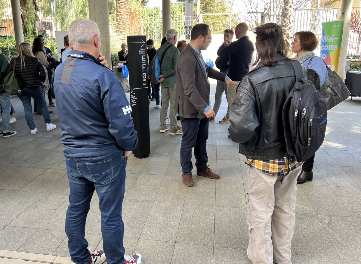 LaSalleBCN's tweet photo. 🧠 #LSOpenDay | Nuestros grados de #Filosofía son el fundamento humanista del campus, que fomentan un pensamiento profundo y la dignidad del espíritu para iluminar el presente y el futuro de una sociedad compleja, diversa e inclusiva.
#BeaPhilosopher https://t.co/4thFElqVVL