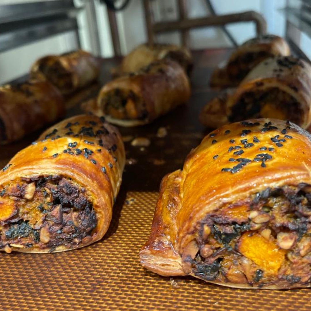 ThePacketInn's tweet photo. This is our delicious vegan Sunday Lunch option right now: Organic squash, chestnut mushroom and toasted nut roll, served with a rich mushroom gravy. Comes with all the trimmings too. We’ve had some great feedback on all our vegan plates recently! https://t.co/XrocYWmJTc