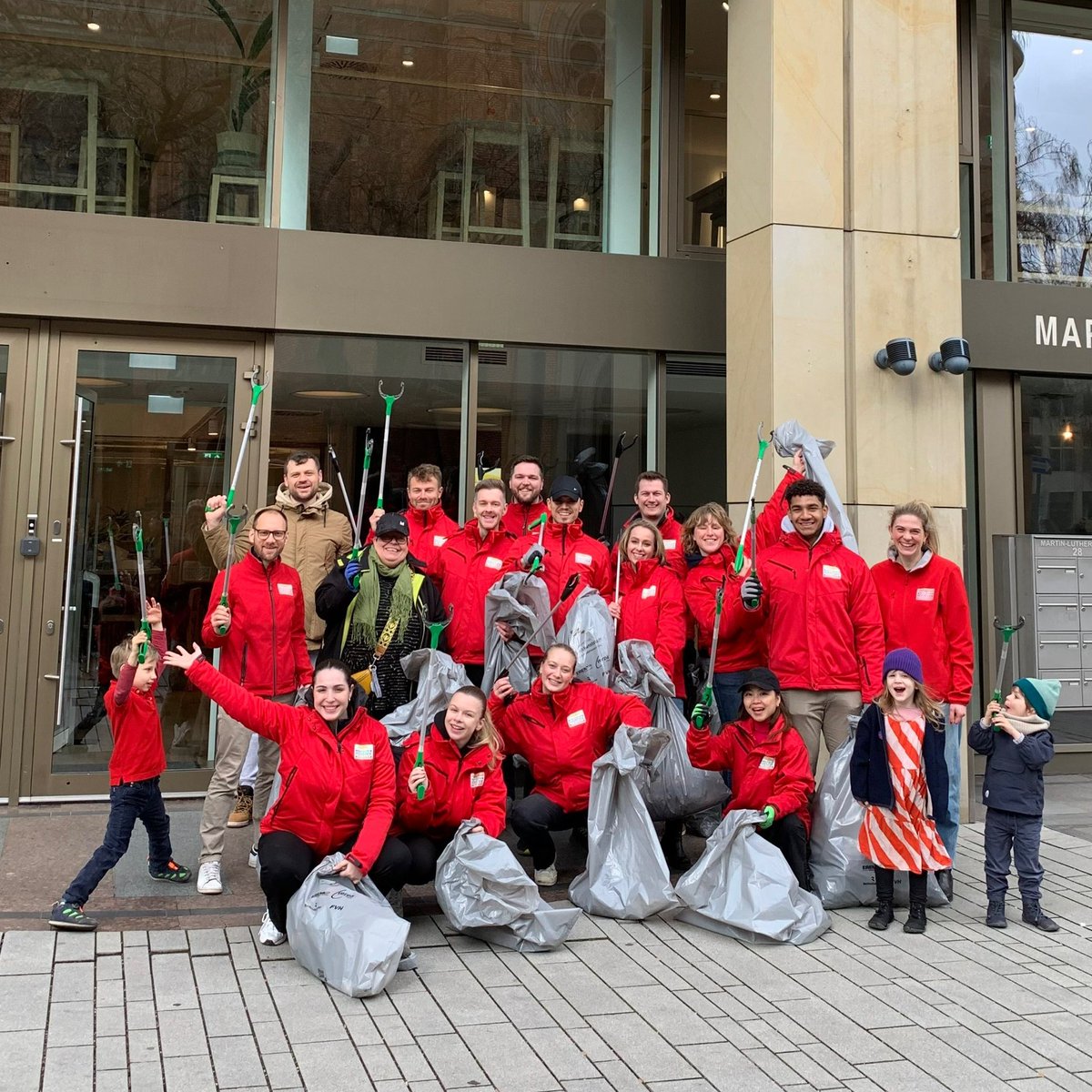 Alle Jahre wieder: mit einem Mega-Team beim #DreckWegTag Müll sammeln! Wir sind nicht nur Förderpartner des Dreck-Weg-Tages, sondern packen selber mit an! #PostcodeEffekt #DreamTeam