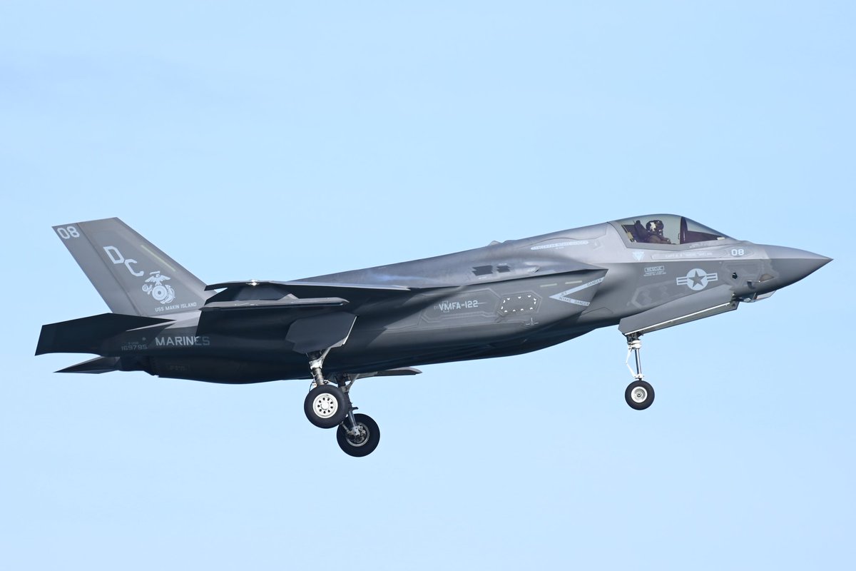 MANBO150402's tweet photo. USS MAKIN ISLAND
艦載機ヘリ以外ゲット
#オスプレイ
#f35
#mv22
#vmfa122
#vmfa362
#marine
#ussmakinIsland
#岩国 https://t.co/lQ1LoB7NCo