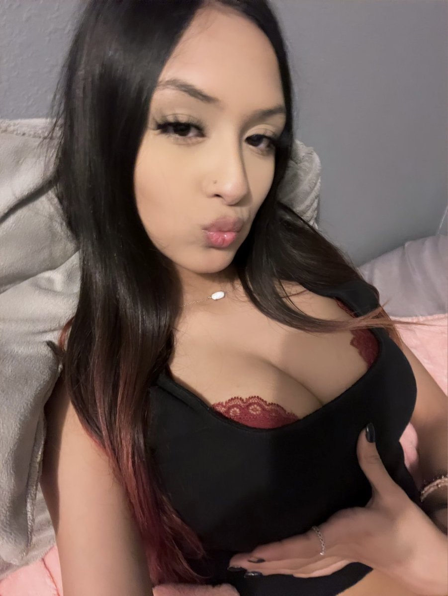 lyssaxxv's tweet photo. 🍭🍑🍆😘 https://t.co/sry8StZjo8