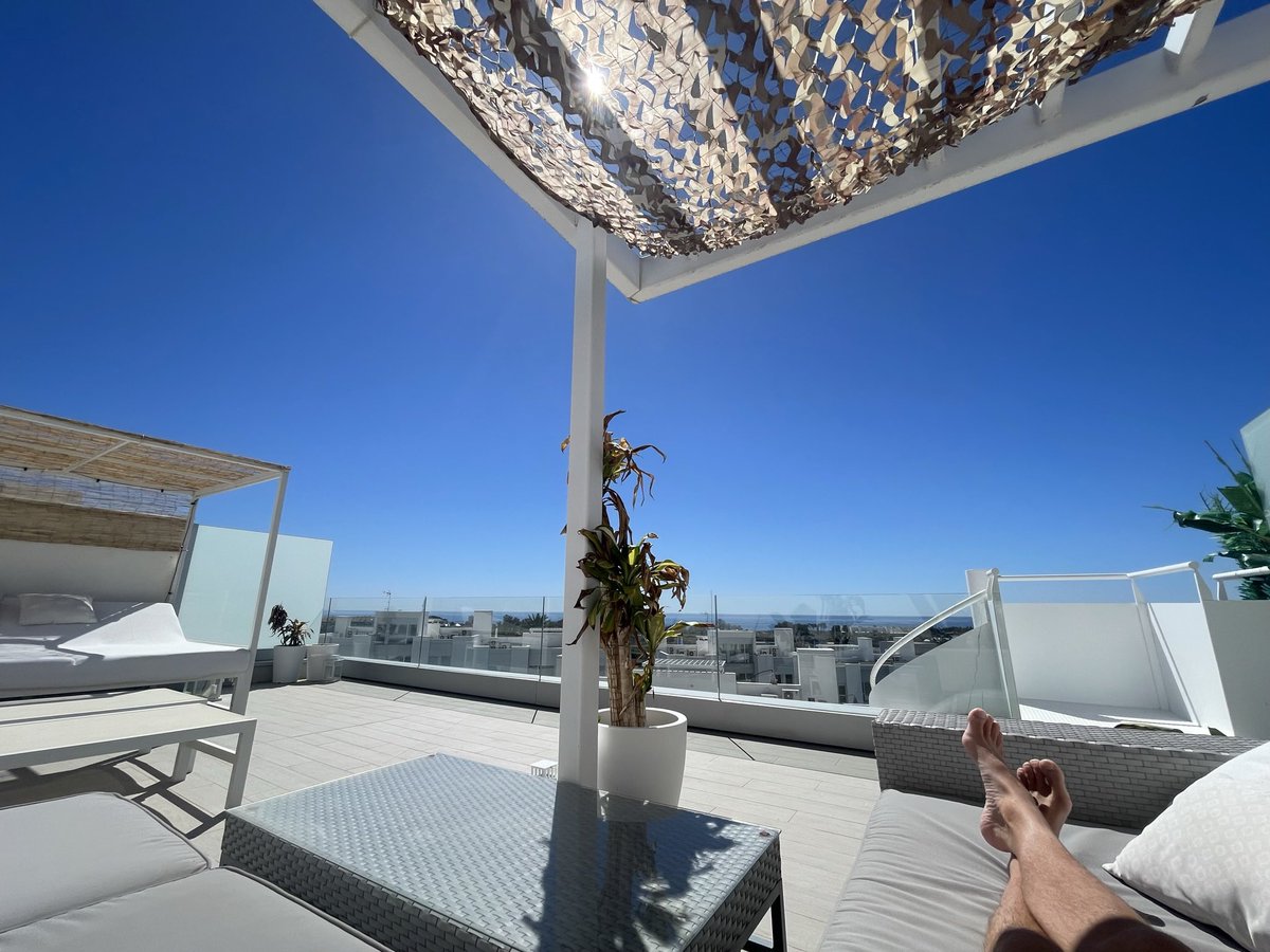 Alltid enklare att hantera bakfyllan när solen skiner. Det är sedan gammalt.