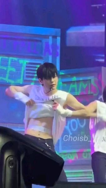 saifulislam2075's tweet photo. OMG!!! CHOI SOOBIN'S SHOWING HIS ABS WTFFF!!??😭😭
#soobin #TAEHYUN #SPUTNIK #yeonjun
#JonahHill #LoveisBlind4 #1000crew_us #LakeShow #OURSONG #JohnWick #onepiececardgame #LonnieShera #Mississippi #Irina #Amory #Creighton #TAEHYUN #saiful https://t.co/TU0CkxRfuS