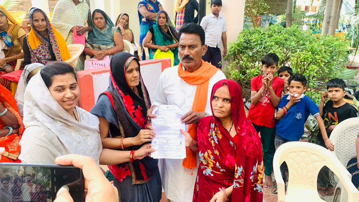 tulsi_silawat's tweet photo. मध्यप्रदेश की सभी बहनों को लाड़ली बहना योजना के रूप में माननीय मुख्यमंत्री श्री @ChouhanShivraj जी ने जो अनुपमेय सौगात ��ी है यह एक ऐसी योजना है जिसका लाभ लेकर हमारी लाड़ली बहनें आर्थिक रूप से सशक्त व आत्मनिर्भर बनेंगी तथा मध्यप्रदेश की प्रगति में अपना योगदान देंगी। https://t.co/wVlpc5vdwR