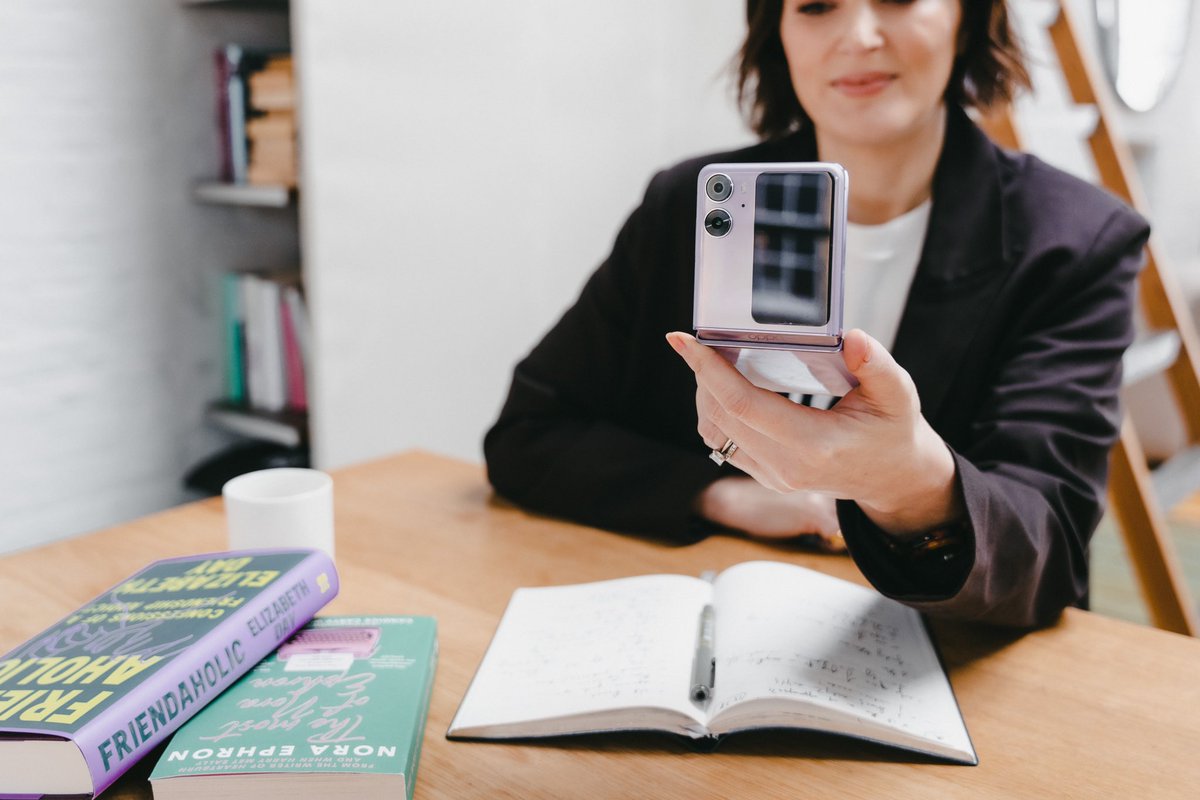 OPPOMobileUK's tweet photo. Great to see @elizabday enjoying all of the #OPPOFindN2Flip’s functionality to manage the day-to-day of everyday life 💚 

How are you using yours to plan your day? #PocketList https://t.co/fCf3iBLN2d