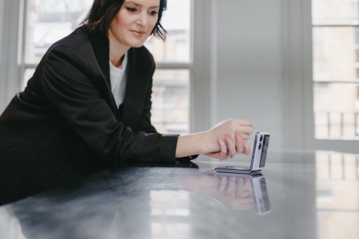 OPPOMobileUK's tweet photo. Great to see @elizabday enjoying all of the #OPPOFindN2Flip’s functionality to manage the day-to-day of everyday life 💚 

How are you using yours to plan your day? #PocketList https://t.co/fCf3iBLN2d
