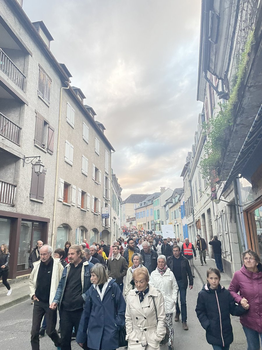 Hier nous étions 1500 à Oloron pr défendre le service public hospitalier dans le Haut-Béarn Dans nos territoires ruraux, les soignants et les soignés ont besoin d’avoir la même qualité de service que dans les grandes villes. Nous continuerons de porter cette exigence à Paris !