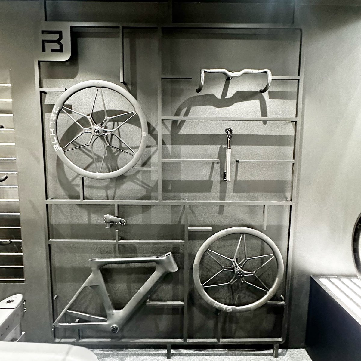 u2bikes's tweet photo. 台湾ではこんなふうに売られている。
訳ではないけどこういうの見るとワクワクする。 #BLKTEC #バンダイならもしかして #taipeicycleshow https://t.co/FkbJV77F8d