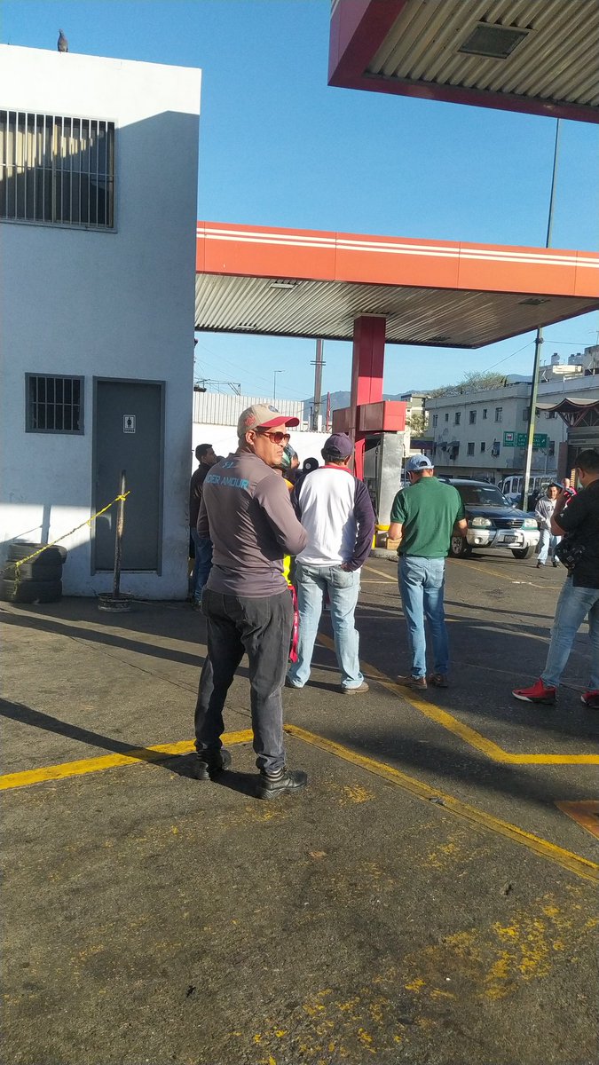 Sin biopago en ccs. Seguimos haciendo colita. La gente se acostumbro a la colita y a seguir pariendo con algo tan simple como la gasolina.