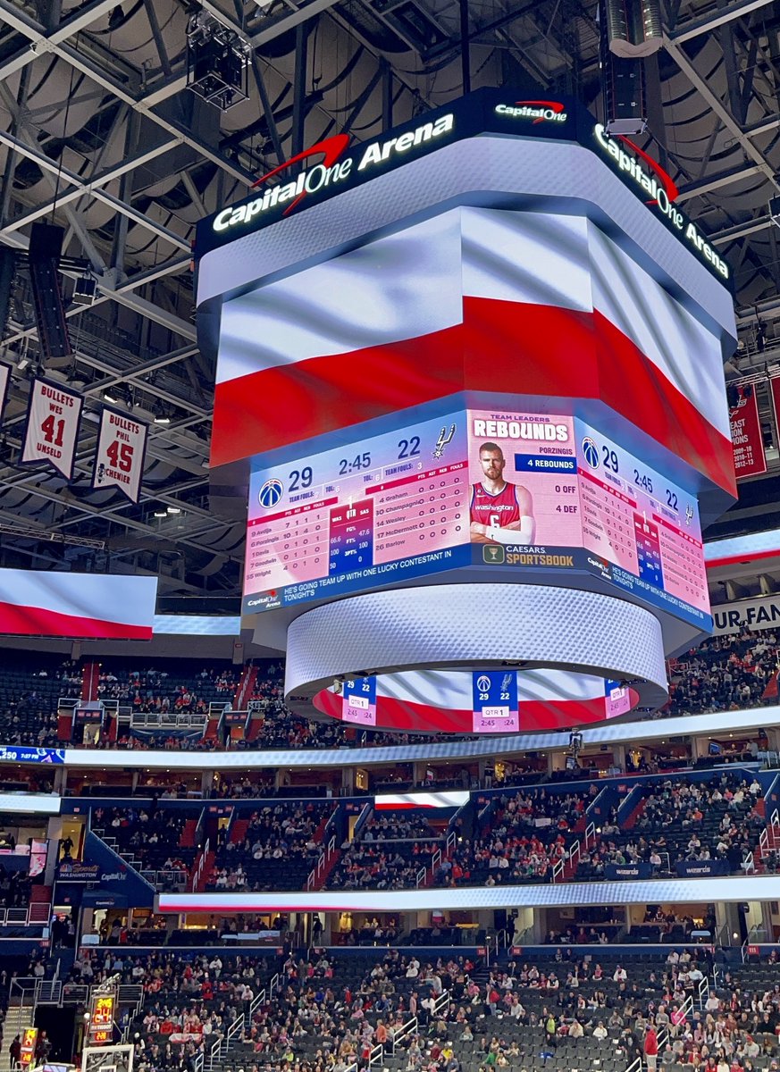 MatPoluszanczyk's tweet photo. Mijają lata, a inicjatywa Polish Heritage Night, której organizatorem jest @MGortat, wciąż wzrusza, edukuje i sprawia, że jestem dumny z własnych korzeni. Do tej krzepiącej polskie serca akcji swoją cegiełkę dołożył @JeremySochan. Wyborne połączenie ❤️🇵🇱🏀 #NBApl 

📸 @Pacuda https://t.co/0FmqWs41N9
