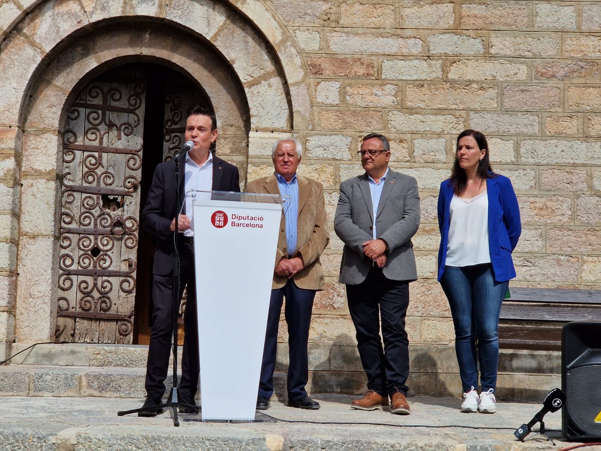 bibliotequesXBM's tweet photo. El diputat de Cultura @joancarlesgc inaugura a Castellar de n'Hug aquest nou servei de Bibliobús que farà arribar la cultura als municipis de menys de 300 habitants. I ha recordat que "el Bibliobús és llum perquè quan marxa els pobles s'apaguen". https://t.co/hxzYyqFjja