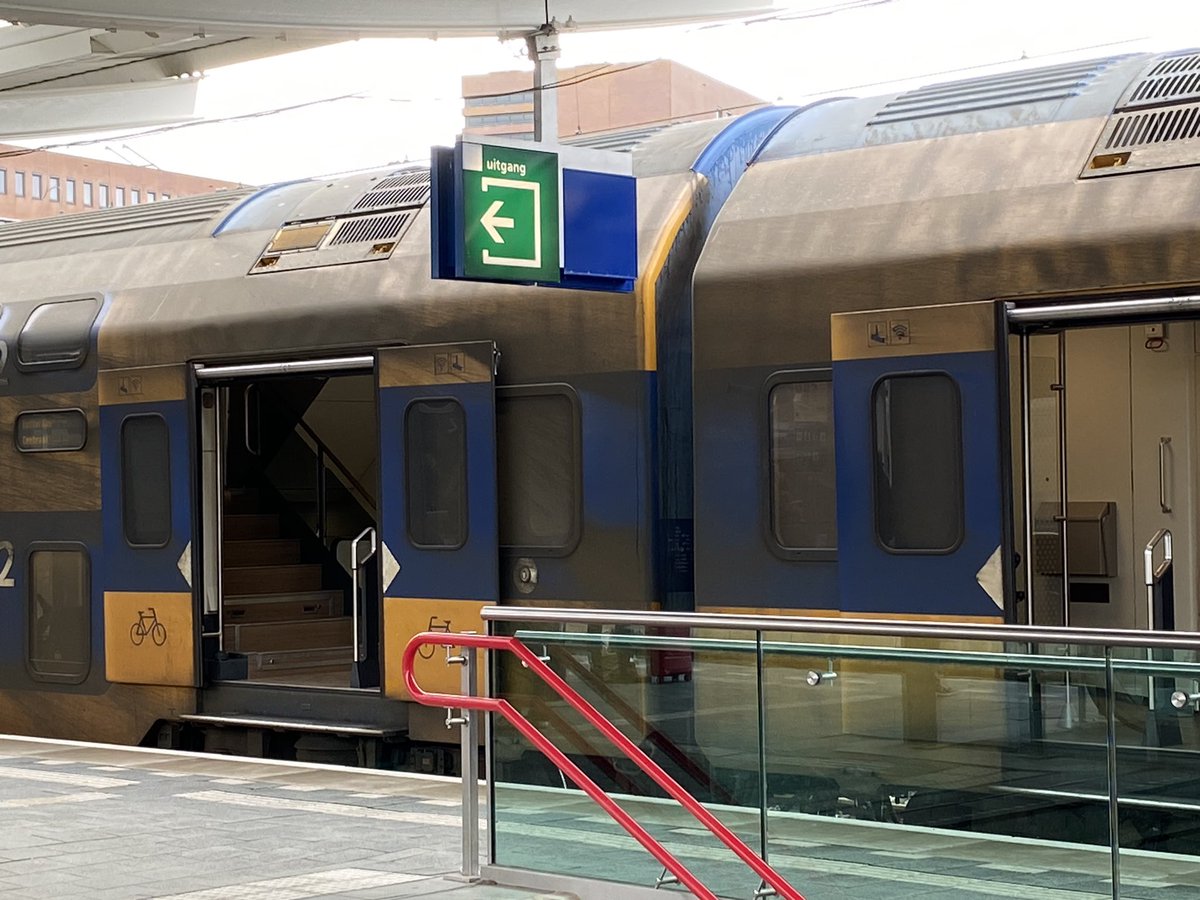 steen_marjon's tweet photo. Waarom is de trein zo vies? Van binnen en van buiten? https://t.co/pf8OT36Vac
