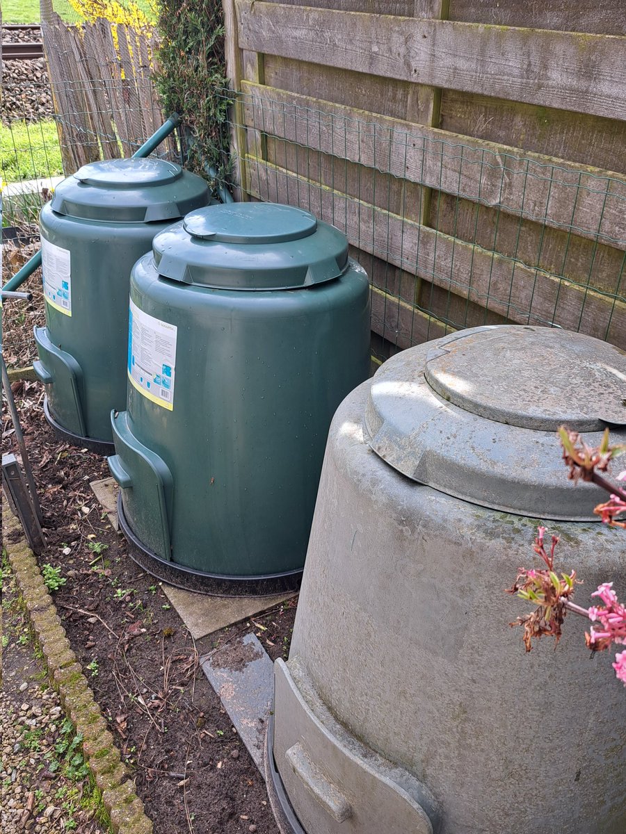DesloovereT's tweet photo. En ook in de #ecopots beginnen de biologische voorjaarsbloeiers van @naturalbulbs te floreren.
En de kring sluiten we door te composteren. https://t.co/97pPIFbTEq