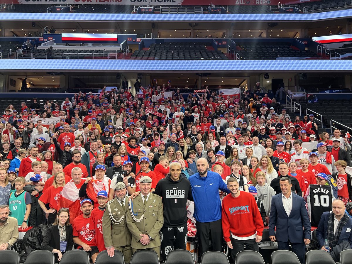 MatPoluszanczyk's tweet photo. Mijają lata, a inicjatywa Polish Heritage Night, której organizatorem jest @MGortat, wciąż wzrusza, edukuje i sprawia, że jestem dumny z własnych korzeni. Do tej krzepiącej polskie serca akcji swoją cegiełkę dołożył @JeremySochan. Wyborne połączenie ❤️🇵🇱🏀 #NBApl 

📸 @Pacuda https://t.co/0FmqWs41N9