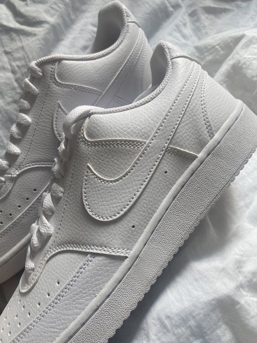 ตอนแรกจะซื้อ airforce 1 แต่ราคาไปไกลมาก บวกกับหายากเกินนน เจอตัวนี้แค่ 2 พัน เบากว่า ใส่สบายกว่าด้วย ใครงบน้อย อยากได้รองเท้าสีขาว ใส่ได้แบบ everyday look แนะนำเลย ราคาแบบถูกมากนะ