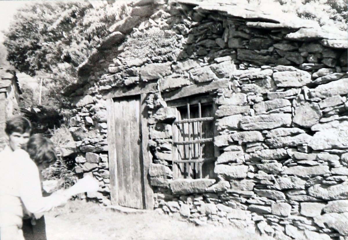 BenitoPellitero's tweet image. Dos personas frente a un pajar en el camino de la Palmera de la localidad de #Pías [#Sanabria; #Zamora], año 1971-1973.
Autor: Desconocido
Fuente: AHPZA
Procedencia: Fototeca Benito Pellitero