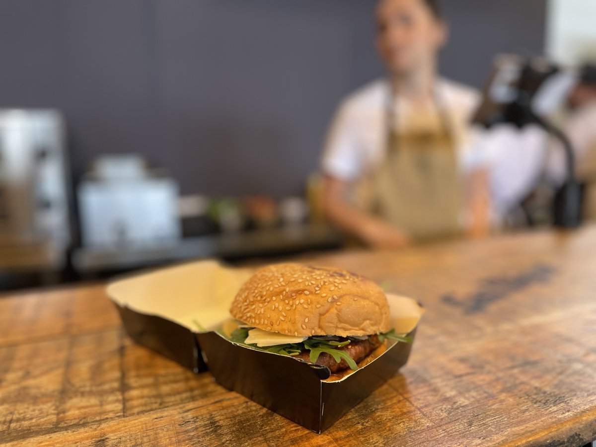 Fira_Barcelona's tweet photo. El saló @BTravelShow et transporta arreu del món a ritme de rock and roll.
🍔 🎶 A l'espai gastronòmic #BDelicious, pots fer degustacions amenitzades amb música en directe i sessions de DJ's.
➡️ https://t.co/VllSrQ6LTp
#BTravel https://t.co/ilBp5ZVBGR