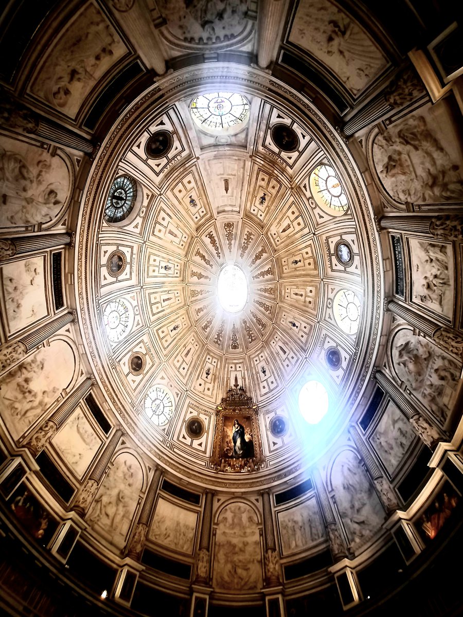 En el día del #OrgulloRenacentista, la Sala Capitular de la Catedral de Sevilla, primer edificio con bóveda elíptica levantado en España.
Mediados del siglo XVI, Hernán Ruiz II.
#arquitectura #patrimoniosevillano