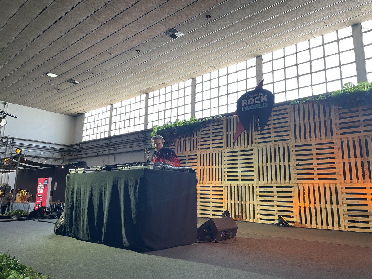 Fira_Barcelona's tweet photo. El saló @BTravelShow et transporta arreu del món a ritme de rock and roll.
🍔 🎶 A l'espai gastronòmic #BDelicious, pots fer degustacions amenitzades amb música en directe i sessions de DJ's.
➡️ https://t.co/VllSrQ6LTp
#BTravel https://t.co/ilBp5ZVBGR