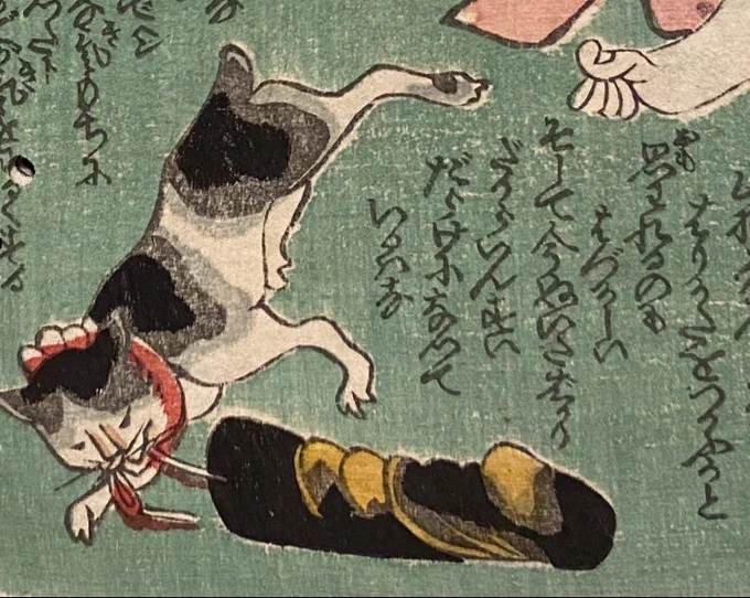 図の書入れを現代風で紹介

奥女中「これ!私の大事な物を人に見られたらどうしよう。油断も隙もありゃしない!こんな大きな張形を使うと思われるのも恥ずかしい。しかも股から抜いたばかりだから淫水だらけになっている。」

猫「なんだか、乙りきな臭いがする。変な、味な気持ちになってきた。」 
