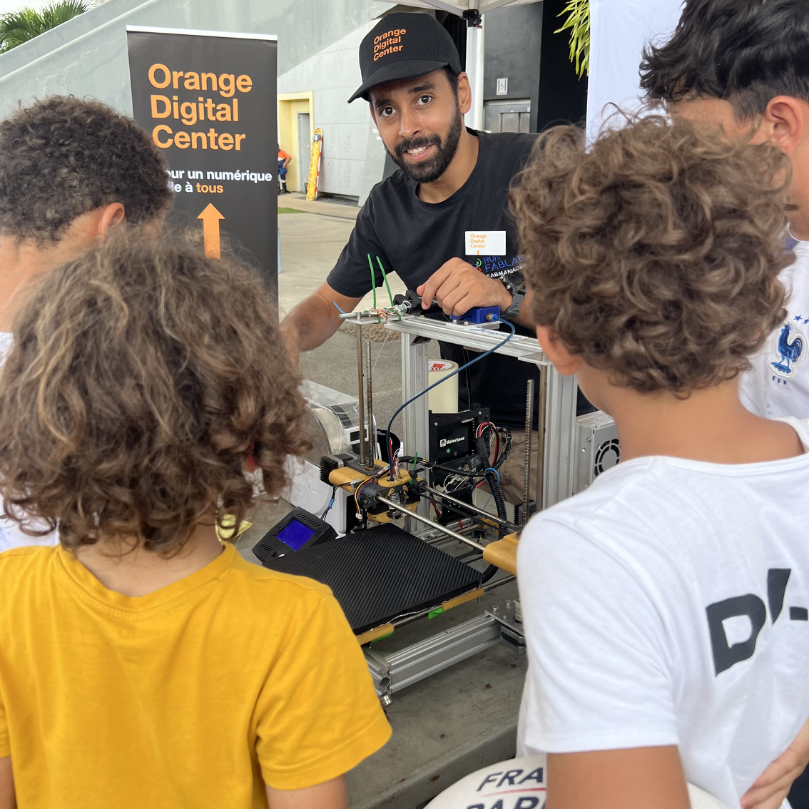 OrangeReunion's tweet photo. A l’occasion de l' #OrangeRugbyFestival, l' #OrangeDigitalCenter et son partenaire @solidarnum propose aux participants des ateliers de découverte du #numérique via un Fablab mobile.
Un dispositif soutenu par la @BanqueDesTerr.
#Nouléansamb 
#Noulésolidaire https://t.co/J4iQr8AsGv