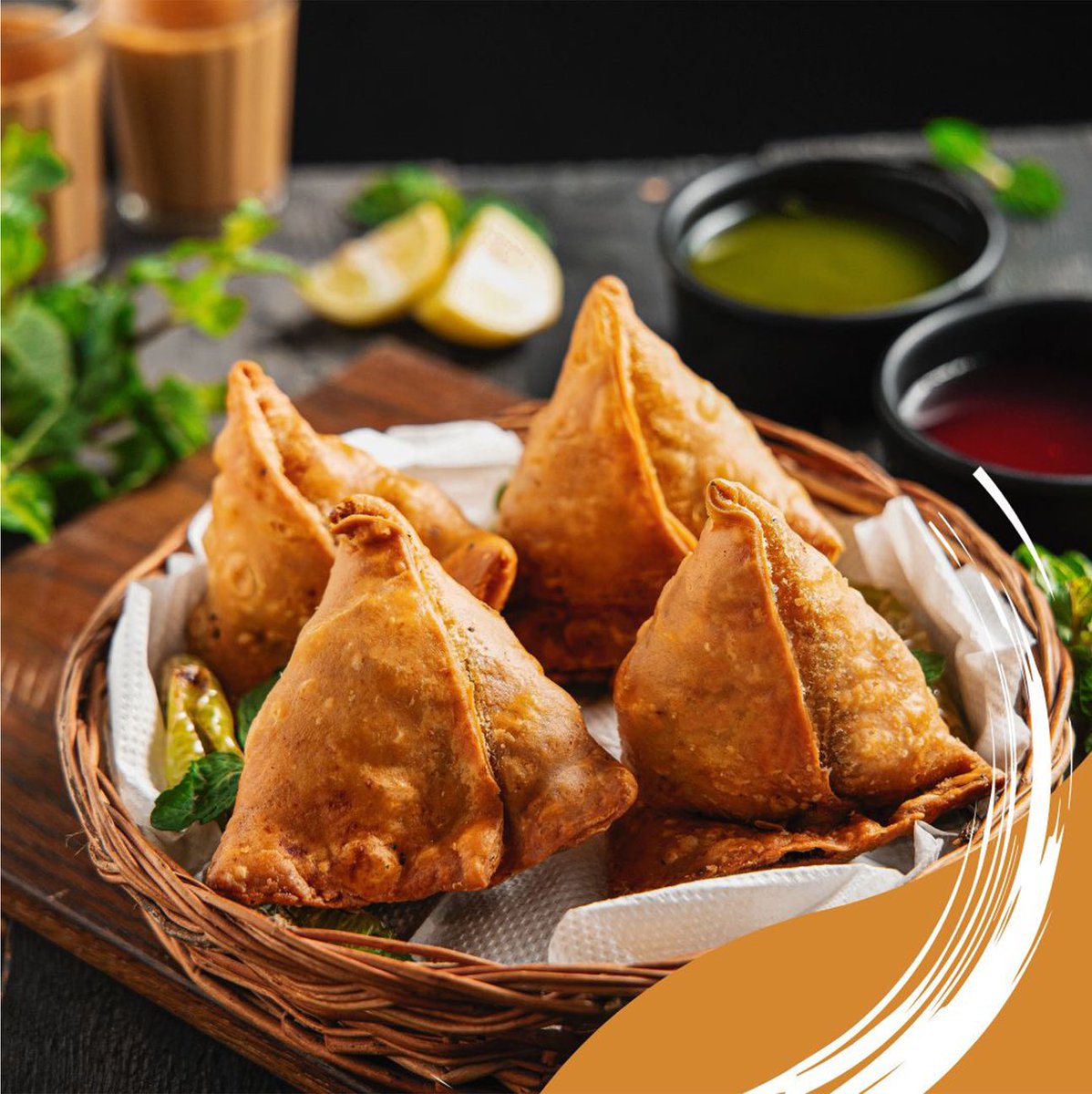 FoodieIntl's tweet photo. A little crispy start a little mushy next😋

#indian #snack #food #foodie #foodphotography #samosa https://t.co/x1YRWgqofo