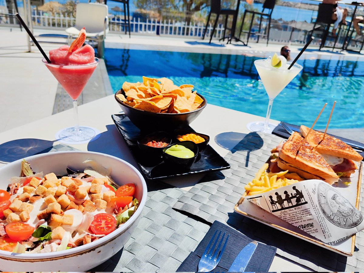 OceanHouseCosta's tweet photo. It's lunch time! 😋
#playbar #snacks #sunnyday #seafront #beach #music #saturday #holidays #torremolinos #pool #vacation https://t.co/FAffO3qfCC