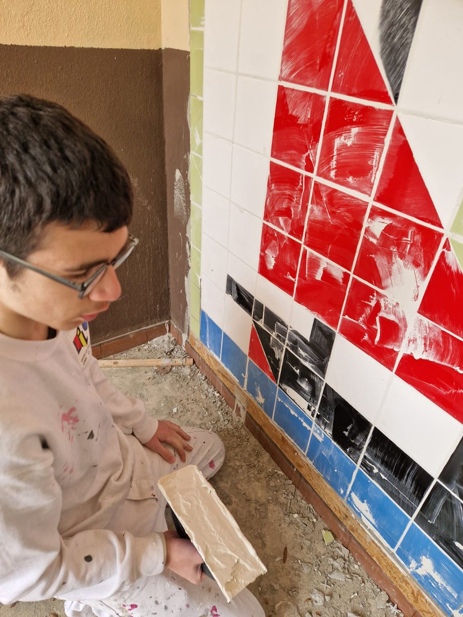 pvauchez's tweet photo. Ces séjours ont permis à 24 élèves de CAP et  Bac Pro du Lp Le Corbusier une immersion professionnelle inédite un grand merci aux professeurs pour ce projet au bénéfice d'élèves trop souvent exclus de ces mobilités #erasmusbfc @acbesancon @bfc_region @drareicbfc @NathalieAlber15 https://t.co/UnlUTnJHeU