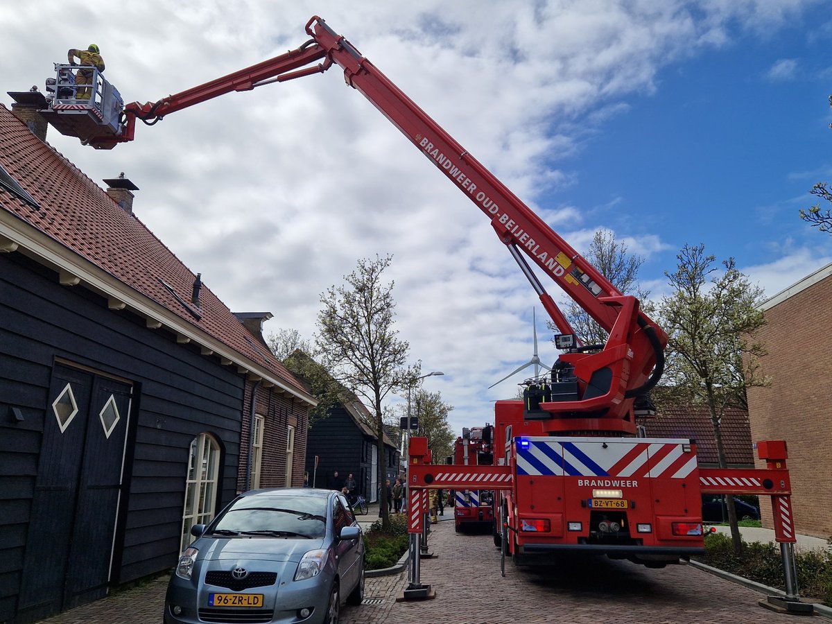 HansieeeeFR's tweet image. @BrandweerOBL komt assisteren voor een schoorsteen brand in Nieuw-Beijerland. #brand #schoorsteen #prio1