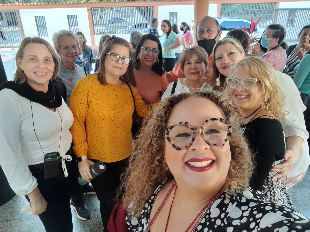 mcarcila's tweet photo. Mi Familia académica @FaCE_UC unida por vínculos académicos y nobles ideales. Así somos, orgullo FaCE #almaFaCE @ginoiddefranco @Dir_TIC_FaCE @DAE_FaCE_UC https://t.co/NLY71EnBYb