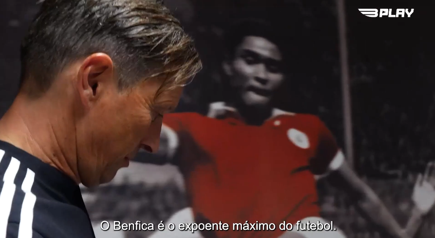 "O Benfica é o expoente máximo do futebol.
Não houve ninguém a comprar este clube por 4 mil milhões € e a injetar €. É um clube em que as pessoas poupam todos os meses para poder ir ao Estádio. É um clube com 20 modalidades e toda a gente acompanha com paixão."

Roger Schmidt