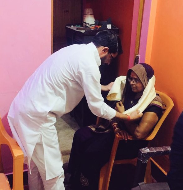 AshutoshBiharKa's tweet photo. मनीष कश्यप के माताजी से मिला और बस इतना ही कहा की आपका एक बेटा जेल के अंदर है और हमारे जैसा लाखों बेटा जेल के बाहर हैं। जब तक आपके बेटे मनीष कश्यप को जेल से बाहर नहीं निकाल लेंगे तब तक हम चैन से नहीं सोएंगे। हमें न्यायलय पर पूरा भरोसा है साथ ही हम सड़क पर भी संघर्ष जारी रखेंगे। https://t.co/VVGz7WIYbO