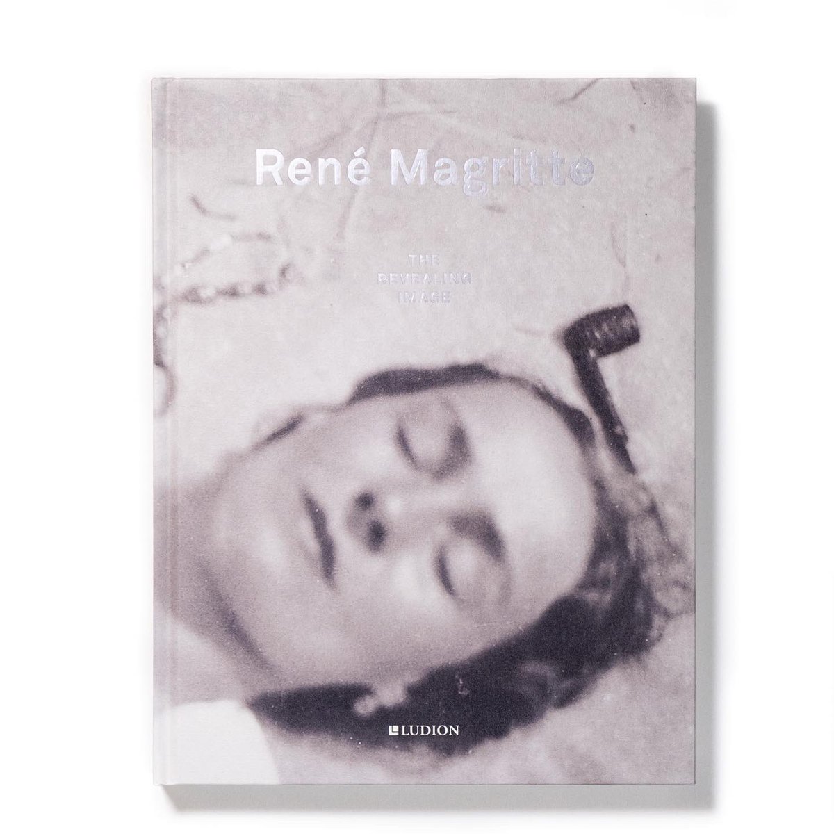 iskusstvo_shop's tweet photo. シュルレアリスムの画家ルネ・マグリットの撮影した写真に焦点を当てた『René Magritte: The Revealing Image』。貴重な写真資料を多数掲載し、マグリットの新たな一面を解き明かす一冊となっています。
https://t.co/TNXKx78xdV https://t.co/4l6e3T2YGG