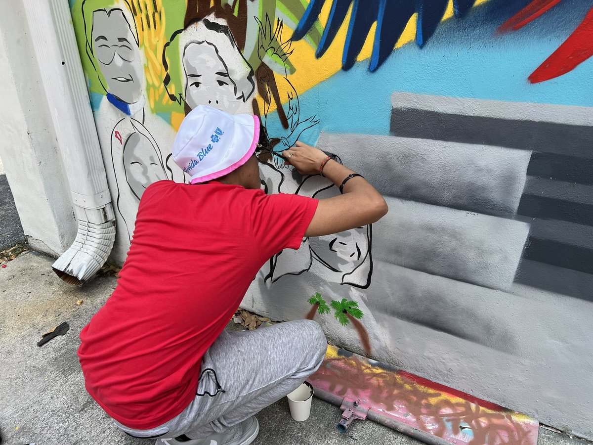 ✨Making progress on our first mural in Calle 8! 👩🏽‍🎨✨

The youth from the🎨 ℂ𝕚𝕡𝕠𝕥𝕖𝕤 𝔸𝕣𝕥 ℙ𝕣𝕠𝕛𝕖𝕔𝕥 are so excited to make their mark on their neighborhood showcasing the beauty of Central America! 🌋🦜🌺
