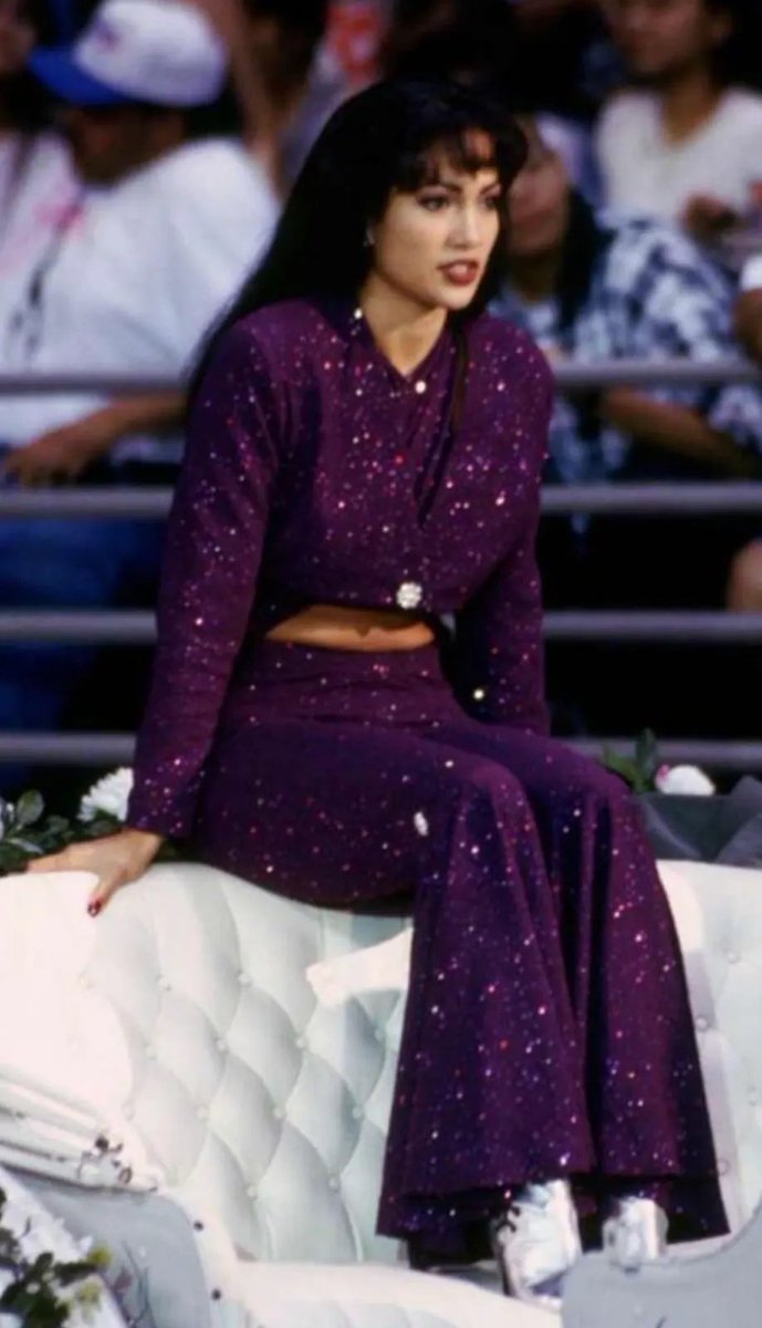 #Bales2023FilmChallenge 
Day 26: Someone wearing purple in a movie

Jennifer Lopez as Selena Quintanilla from Selena (1997) https://t.co/PUJGzujgpP