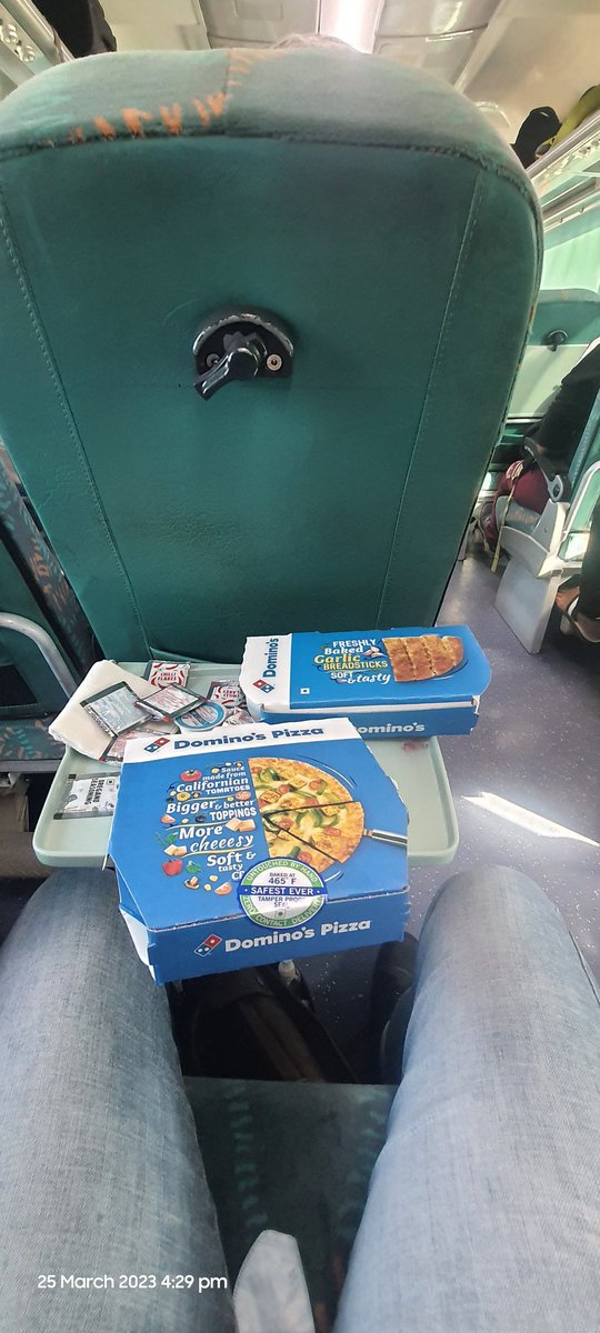suheil_merchant's tweet photo. The feeling is great when you get to have a hot Dominos pizza for your train journey from Pune to Mumbai. 
Thoda Hatke feeling.. https://t.co/SoUVyhOQGH