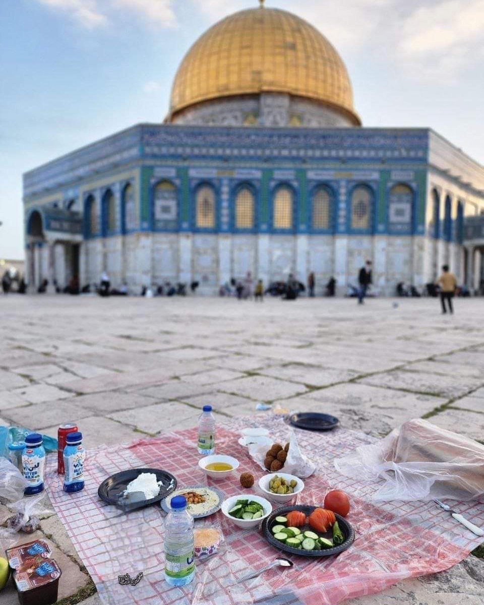 Alhamdhulillaah's tweet photo. Iftar in Masjid al-ʾAqṣā https://t.co/32rRIXvE4X