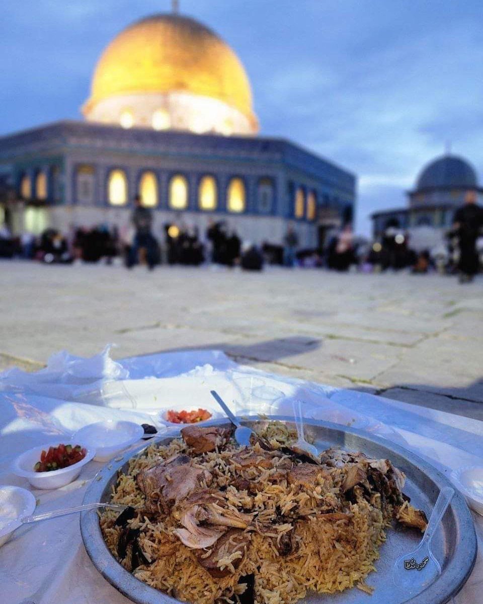 Alhamdhulillaah's tweet photo. Iftar in Masjid al-ʾAqṣā https://t.co/32rRIXvE4X