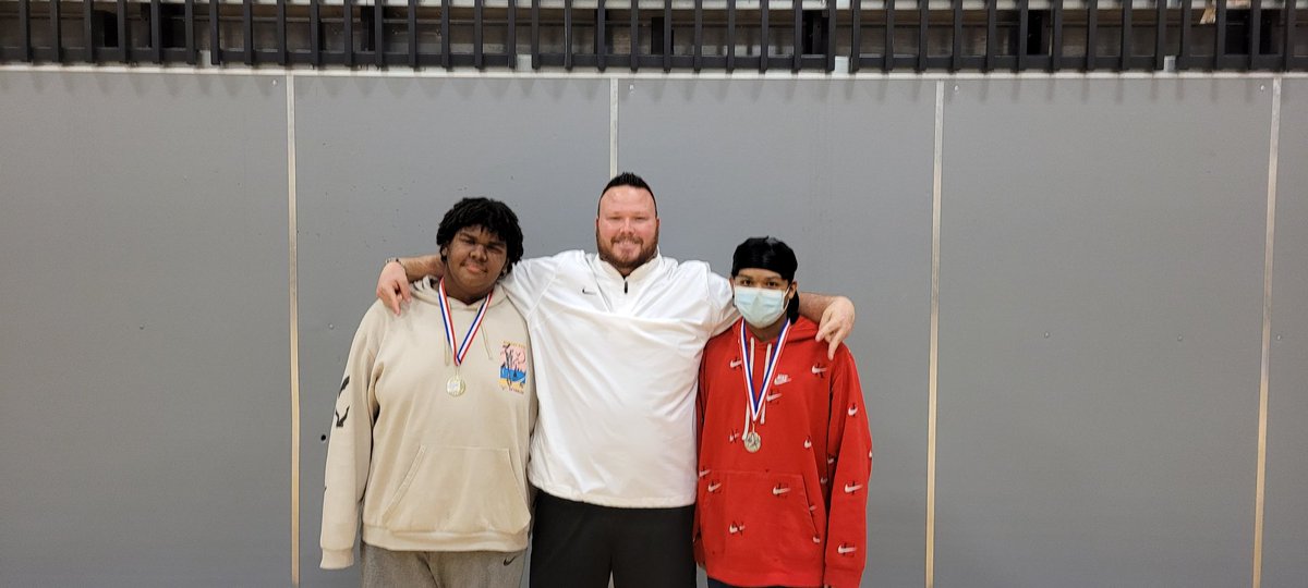 TWMSWildcats's tweet photo. 7th and 8th grade had plenty of ribbons and medals from Thursday's NISD Zone Meet! 17 qualified for next week's Meet Of Champions! Including Coach Moore's 1st & 2nd place 7th gr. shot putters! Great job boys! @TruettWilsonMS #WilsonIsAVibe https://t.co/bmCNHMeuSt