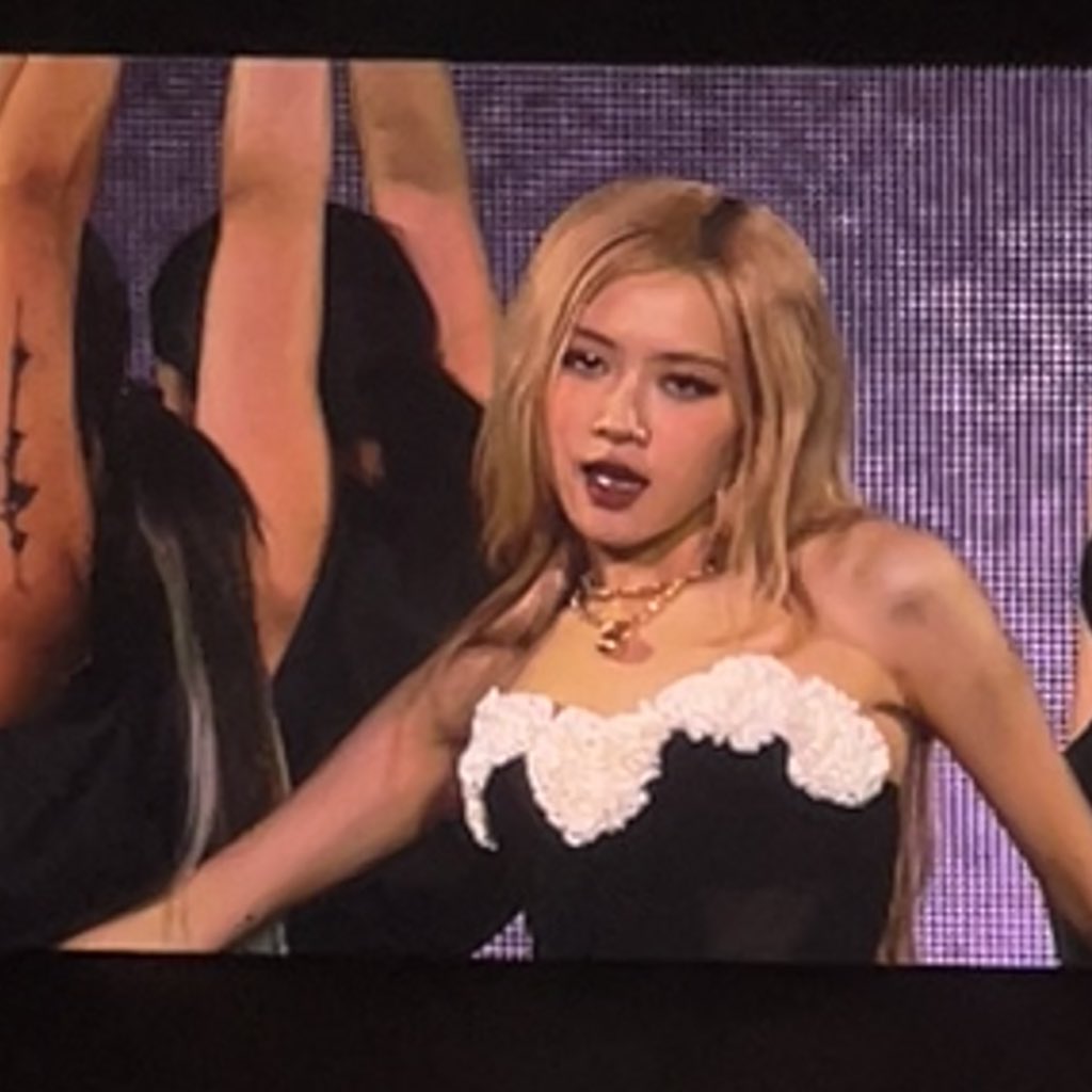 rosespics's tweet photo. PARK ROSEANNE https://t.co/4SPVwAnzCa