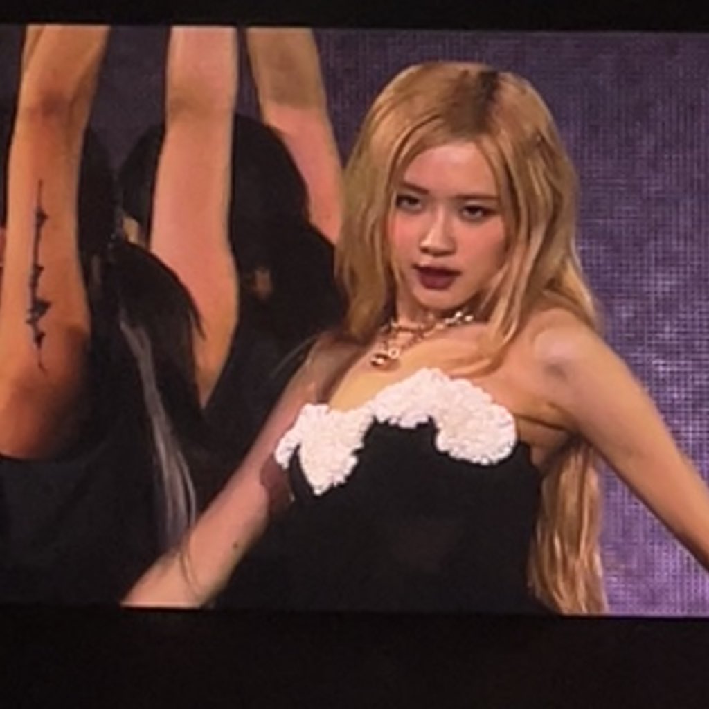 rosespics's tweet photo. PARK ROSEANNE https://t.co/4SPVwAnzCa