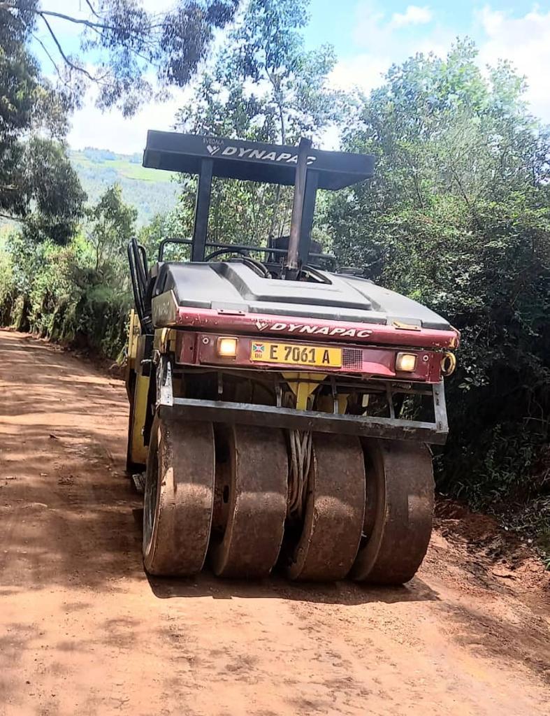 Umushikiranganji w’Inyubako <a href="/Capt_Dukundane/">Capt. Dieudonne Dukundane</a> yazindukiye i Mukike gutanguza isanurwa ry’ibarabara rijayo rivuye kuri RN7, kugira  abarimyi boroherwe   Gushikana ivyimburwa vyabo ku masoko bitabagoye. Iyo Komine ikaba ari ikigega gikomeye c'ibiraya ,ingano n'icayi.
<a href="/NtareHouse/">Ntare Rushatsi House</a>