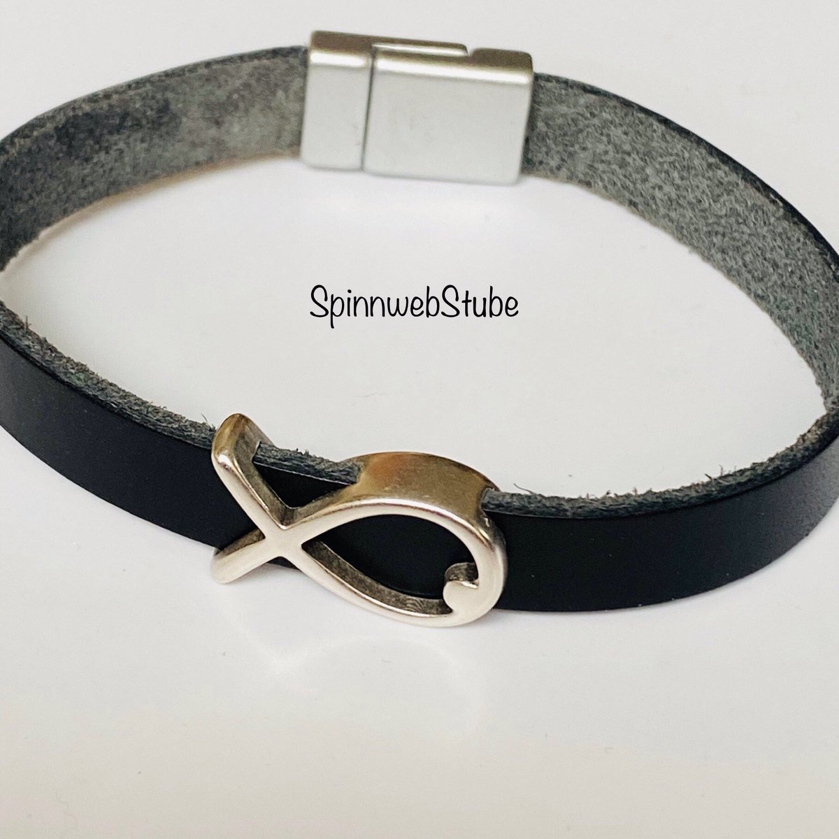 Freue mich, euch diesen Artikel aus meinem Shop bei #etsy vorzustellen: Lederarmband für Jungen "Fisch" etsy.me/3njkUhV