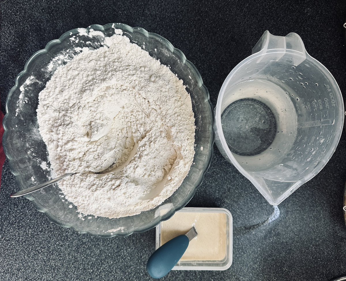itsleod_'s tweet photo. If you don’t believe in practice makes perfect then here’s two breads i made 1 year apart 🍞👨🏽‍🍳 https://t.co/I7wajqLTHy