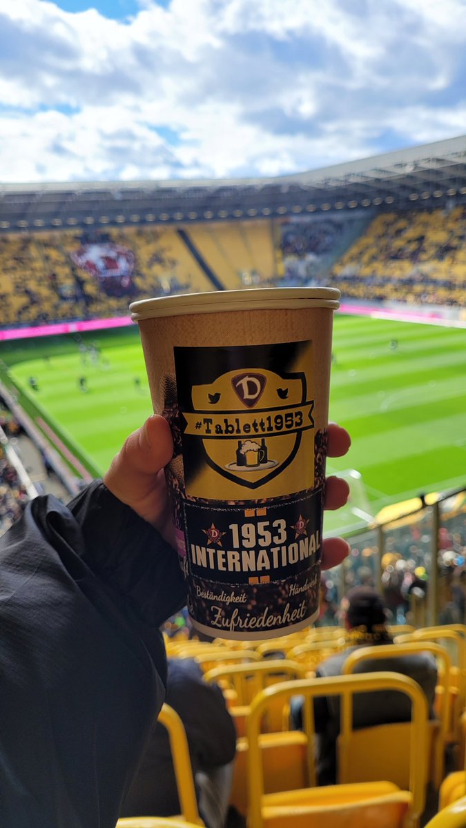 Im schönsten Wohnzimmer 🖤💛
#MatchDay  #SGDBAY  #sgd1953
#Tablett1953 #LDHR 
!B