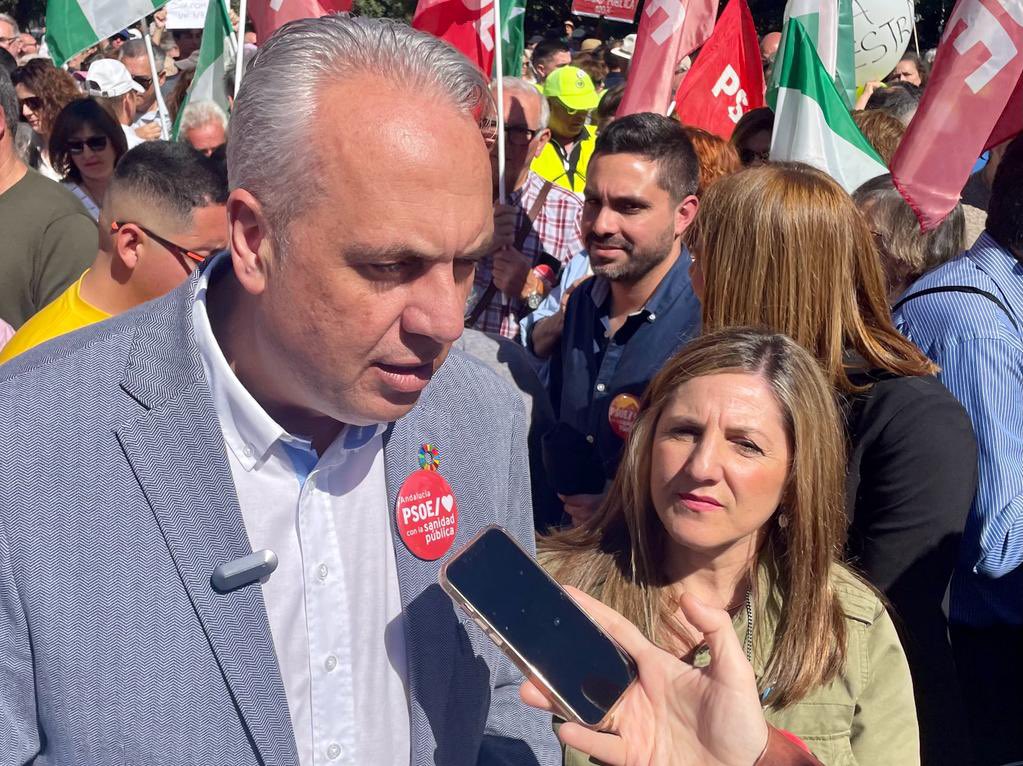 En defensa de una sanidad pública, gratuita y universal. Y radicalmente en contra de los recortes y del afán privatizador del Gobierno de la Junta de Andalucía, que entiende un derecho de todos como oportunidad de negocio para unos pocos. #SanidadPública #Andalucía