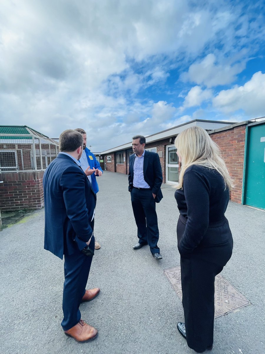 FoysolChoudhury's tweet photo. It was lovely to catch up with @EdinDogCatHome and @CatsProtection in Seafield to discuss the importance of introducing compulsory microchipping in Scotland as well as the impacts of the cost of living crisis on pet owners. 

Our local animal charities need our continued support. https://t.co/zn7XGtjiuL