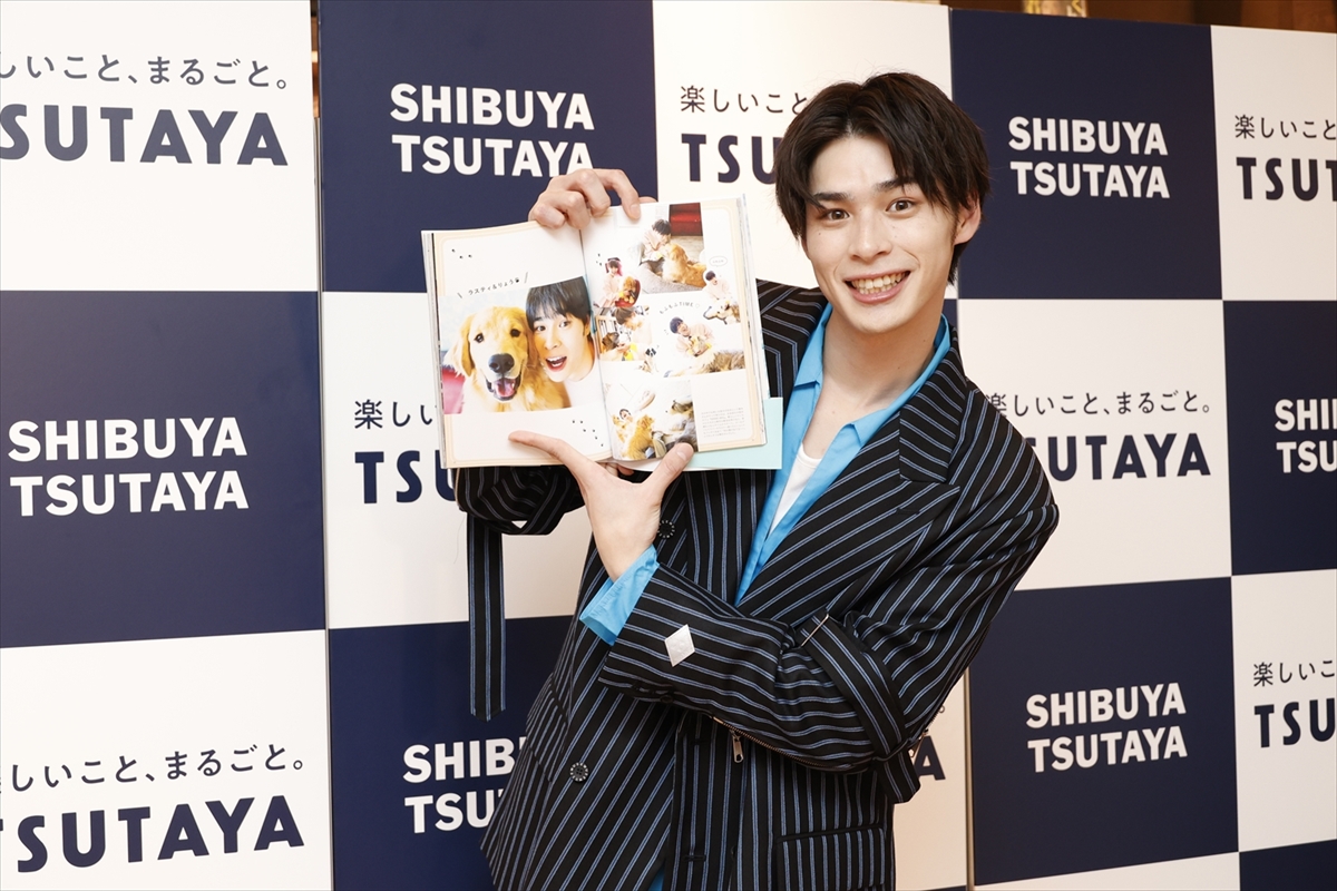 tv_life's tweet photo. ネクストブレーク俳優・青木瞭、初のパーソナルブック発売
「い���んな僕を知れる本になっています」

お気に入りは“大型犬カフェ”でのカット
「ワンちゃんたちが本当にかわいくて癒やされました」

#青木瞭 #初めまして青木瞭です @Aoki__Ryo @Hi_aoki26

🔽誌面画像3点あり
https://t.co/2zP884rw8O https://t.co/SjuA2V4wzT