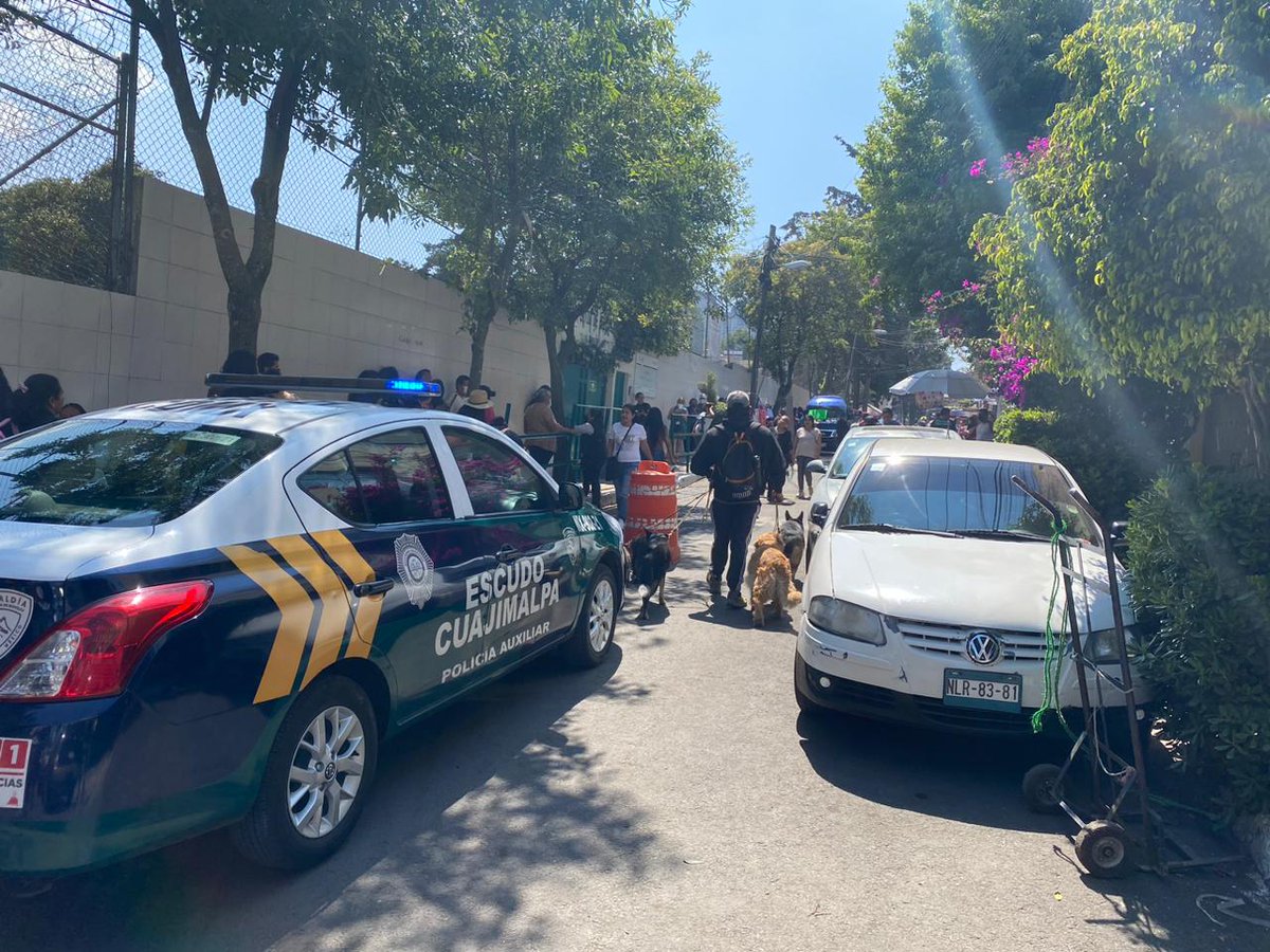 erimariles's tweet photo. @AdrianRubalcava @DGJYGCuaj1 @rafianmz @Cuajimalpa_DPC Como hasta la patrulla cierra el paso, adicional a los botes qué ponen https://t.co/DvXwCfGEAV
