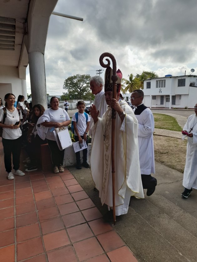 RadioFamilia_'s tweet photo. #25Marzo Iniciamos nuestra jornada #Provida con la Santa Eucaristía presidida por nuestro obispo Carlos Alfredo Cabezas desde la parroquia Madre del Salvador.

#GuayanaEsProvida https://t.co/fZks1U5hcQ
